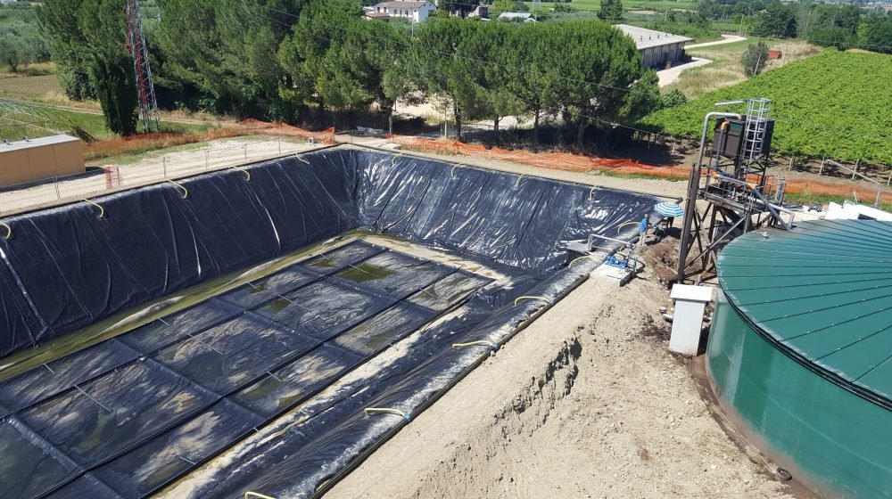 vista dall'alto vasca di stoccaggio biogas con copertura antiemissioni flottante