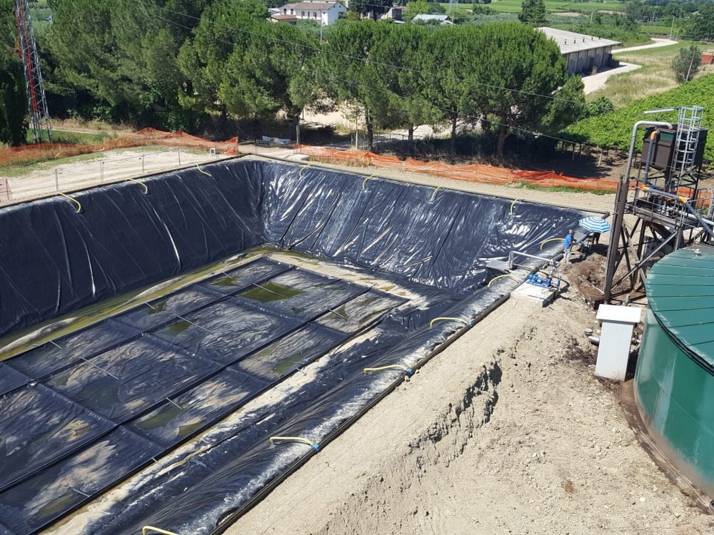 vista dall’alto vasca di stoccaggio biogas con copertura antiemissioni flottante vista dall'alto vasca di stoccaggio biogas con copertura antiemissioni flottante